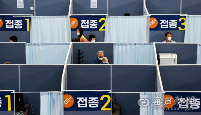 22일 대구 수성구와 달성군에서 75세 이상 시민에 대한 화이자 백신 접종이 시작돼 수성구 육상진흥센터에 마련된 예방접종센터에서 어르신이 접종을 받고 있다. 우태욱 기자 woo@imaeil.com