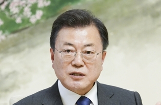 문재인 대통령이 지난 16일 청와대 상춘재에서 뉴욕타임스와 인터뷰하고 있다. 연합뉴스