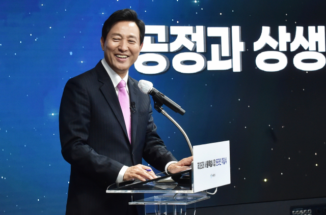 오세훈 서울시장이 22일 오전 서울 동대문구 동대문디자인플라자에서 열린 온라인 취임식에서 유튜브로 참여한 시민의 발언을 청취하며 미소 짓고 있다. 연합뉴스
