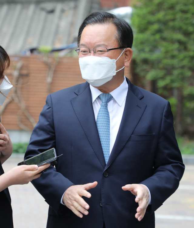 김부겸 국무총리 후보자가 23일 오전 인사청문회 준비 사무실이 있는 통의동 금융감독원 연수원에 기자의 질문을 받고 있다. 연합뉴스