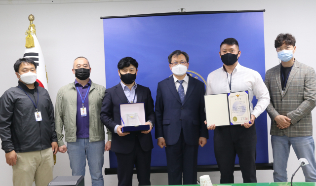 영천경찰서 형사1팀이 경북경찰청 베스트 형사팀에 선정돼 인증패 및 표창을 받았다. 영천경찰서 제공
