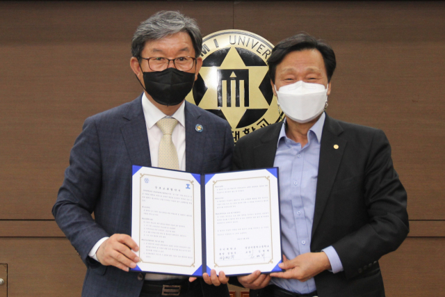 정창주(오른쪽) 구미대 총장과 김병희 경남자동차고 교장이 