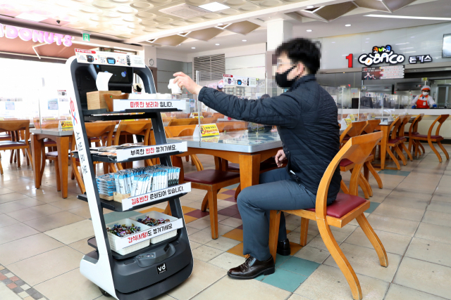 한국도로공사가 화성(목포방향)휴게소에 운영 중인 서빙로봇. 한국도로공사 제공