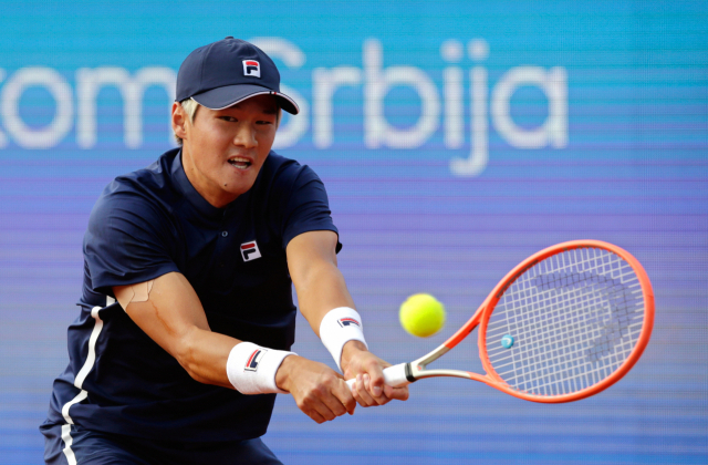 22일 세르비아 베오그라드의 노바크 테니스 센터에서 열린 남자프로테니스(ATP) 투어 세르비아오픈 단식 16강전 권순우(85위·당진시청) 대 노바크 조코비치(1위·세르비아)의 경기에서 권순우가 조코비치의 공을 받아치고 있다. 이날 권순우는 0-2(1-6 3-6)로 져 8강 진출이 좌절됐다. 연합뉴스