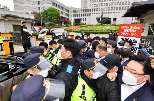국민의힘 주호영 당 대표 권한대행, 이종배 정책위의장, 김성원 원내수석부대표 등과 한반도인권과통일을위한변호사모임 회원 등이 23일 서울 서초구 대법원 앞에서