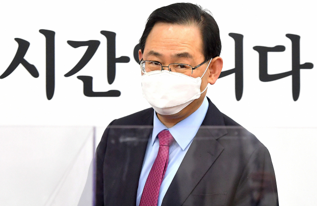 국민의힘 주호영 당 대표 권한대행이 23일 서울 여의도 국회에서 열린 비상대책위원회의에 입장하고 있다. 연합뉴스