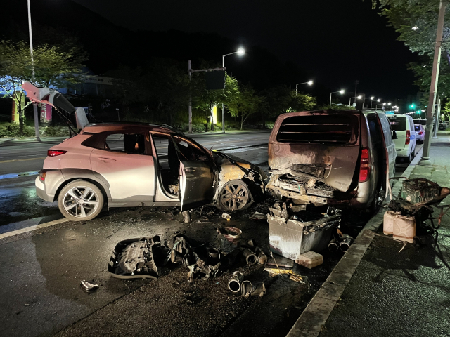 23일 오전 3시 30분쯤 대구 북구 구민운동장 인근 도로에서 코나 차량이 승합차를 추돌해 화재가 발생했다. 대구서부소방서 제공