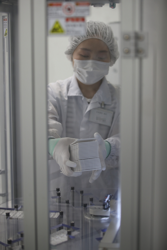 23일 오후 경기도 휴마시스 군포공장에서 신종 코로나바이러스 감염증(코로나19) 자가 진단키트가 생산되고 있다. 식품의약품안전처는 신종 코로나바이러스 감염증을 자가 검사할 수 있는 항원방식 진단키트 2개 제품을 조건부 허가했다고 이날 밝혔다. 두 진단키트는 각각 에스디바이오센서와 휴마시스 제품으로, 앞서 국내에서 전문가용으로 허가를 받았고 해외에서는 자가검사용으로 긴급사용승인을 받은 바 있다. 연합뉴스