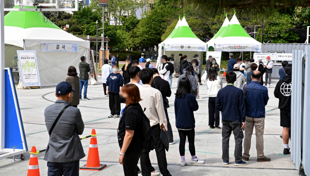 지난달 24일 대구 중구 국채보상운동기념공원 코로나19 임시선별검사소에서 검사를 받으려는 시민들이 차례를 기다리고 있다. 김영진 기자 kyjmaeil@imaeil.com