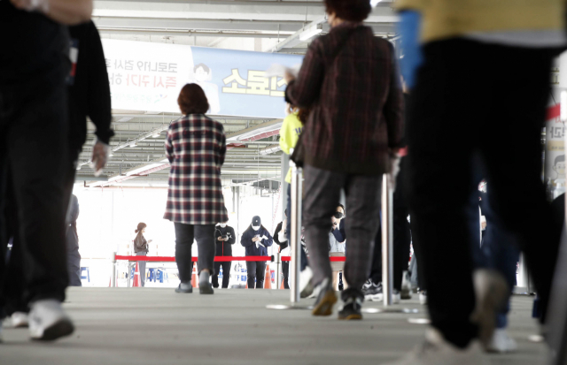 23일 오전 광주 북구선별진료소를 찾는 검사 대상자들의 숫자가 광주 지역 코로나19 확진자 증가로 급증했다. 연합뉴스