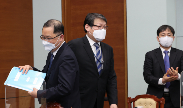 김진국 민정수석(왼쪽부터), 이광철 민정비서관, 김영식 법무비서관이 8일 오후 청와대에서 열린 법무부·행정안전부 업무보고에 참석해 있다. 연합뉴스