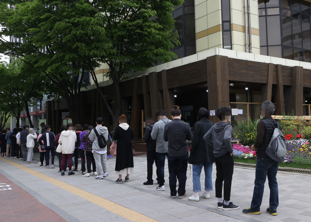 국내 신종 코로나바이러스 감염증(코로나19) 확산세가 점점 거세지는 가운데 23일 오전 서울 송파구보건소 선별진료소에서 시민들이 검사를 받기 위해 기다리고 있다. 중앙방역대책본부는 이날 0시 기준으로 신규 확진자가 797명 늘어 누적 11만7천458명이라고 밝혔다. 연합뉴스