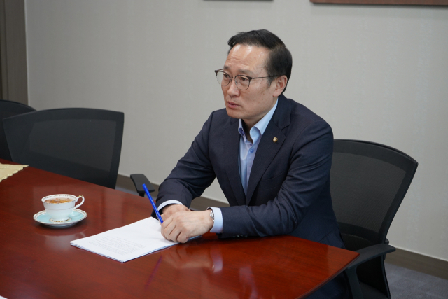 홍영표 더불어민주당 의원은 24일 매일신문과의 서면인터뷰에서 