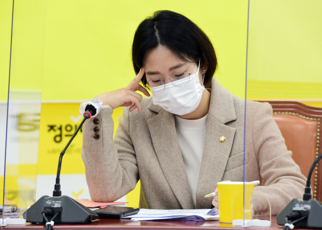 정의당 장혜영 의원이 국회에서 열린 의원총회에서 자료를 살피고 있다. 연합뉴스