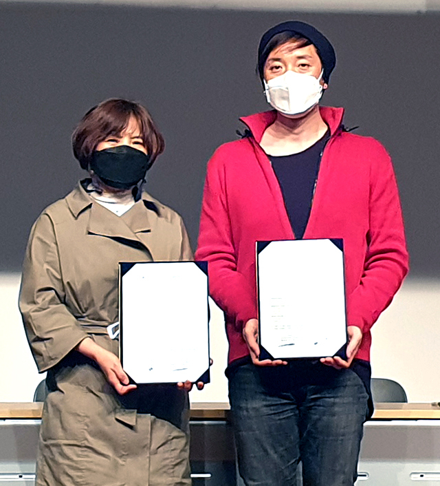 김미혜 대구가톨릭대 소프트웨어중심대학 사업단장(왼쪽)과 최형국 (사)경북게임콘텐츠산업협회장이 협약 체결 후 기념촬영을 하고 있다. 대구가톨릭대 제공