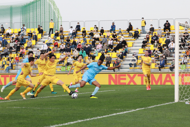 24일 광주축구전용경기장에서 열린 광주FC와의 경기에서 대구FC 에드가가 후반 결승골을 터뜨리고 있다. 대구FC 제공다.