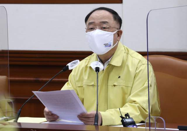 홍남기 국무총리 직무대행이 25일 정부서울청사에서 열린 코로나19 대응 중앙재난안전대책본부(중대본) 회의에서 발언하고 있다. 연합뉴스