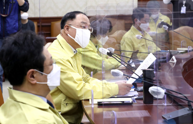 홍남기 국무총리 직무대행이 25일 정부서울청사에서 열린 코로나19 대응 중앙재난안전대책본부(중대본) 회의에서 발언하고 있다. 연합뉴스