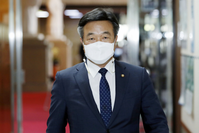 더불어민주당 윤호중 비상대책위원장이 23일 서울 여의도 국회에서 열린 부동산특위 구성을 위한 간담회에 참석하고 있다. 연합뉴스