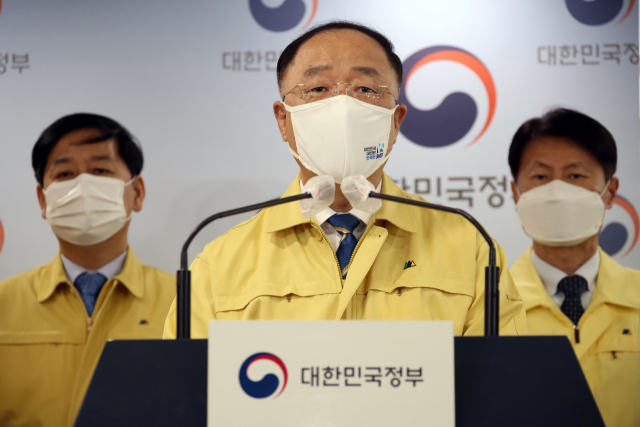 홍남기 국무총리 직무대행이 26일 오전 정부서울청사에서 신종 코로나바이러스 감염증(코로나19) 백신과 관련한 대국민 담화를 발표하고 있다. 연합뉴스