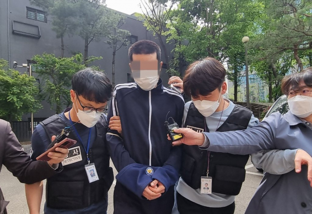 아파트 현관에서 70대 노인을 마구잡이로 폭행해 다치게 한 혐의(중상해)를 받는 20대 A씨가 24일 서울 마포구 서부지법에서 구속 전 피의자 심문(영장실질심사)을 받기 위해 출석하고 있다. 연합뉴스