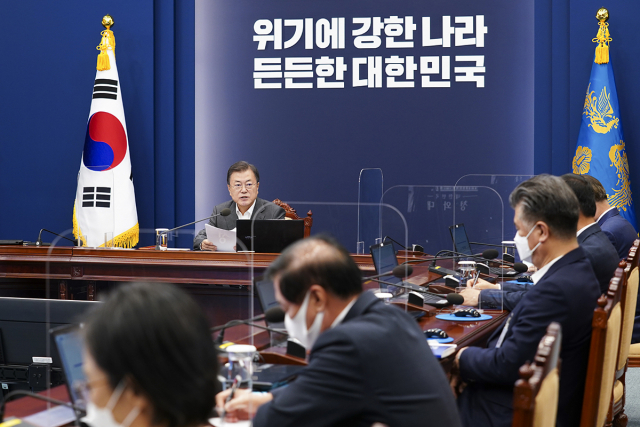 문재인 대통령이 26일 오후 청와대 여민관에서 열린 수석비서관·보좌관회의에 참석해 발언하고 있다. 2021.04.26 청와대 제공