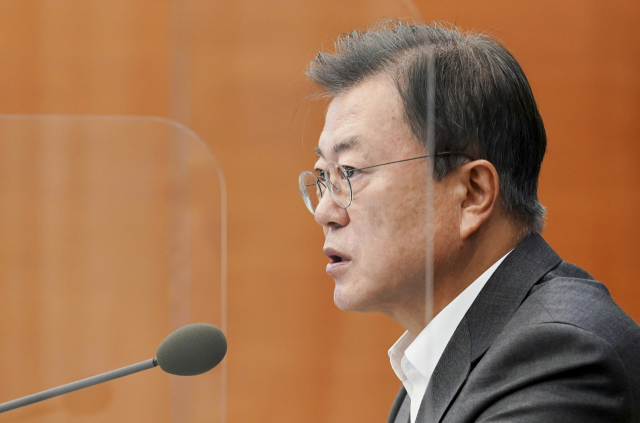 문재인 대통령이 26일 오후 청와대에서 열린 수석·보좌관회의에서 발언하고 있다. 연합뉴스