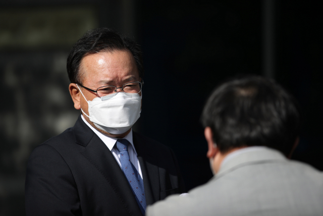 김부겸 국무총리 후보자가 26일 오전 인사청문회 준비 사무실이 마련된 서울시 종로구 통의동 금융감독원 연수원에 도착해 취재진의 질문에 답하고 있다. 연합뉴스