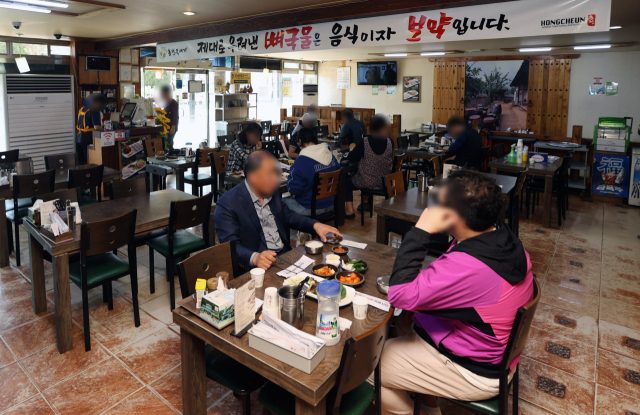경북의 한 식당에서 손님들이 식사를 하고 있다. 사진은 본문과 관련 없음. 매일신문DB