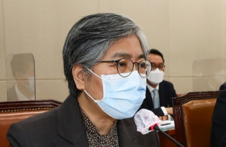 정은경 질병관리청장이 26일 서울 여의도 국회에서 열린 보건복지위원회 전체회의에서 질의에 답변하고 있다. 연합뉴스