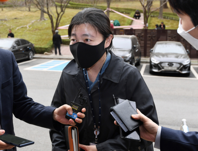 임은정 감찰정책연구관이 29일 법무부·대검, 합동감찰 첫 연석회의에 참석하기 위해 정부과천청사에 도착, 법무부로 들어가며 취재진의 질문에 답하고 있다. 연합뉴스
