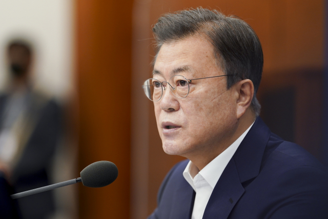 문재인 대통령이 27일 오전 청와대에서 열린 국무회의에서 발언하고 있다. 연합뉴스