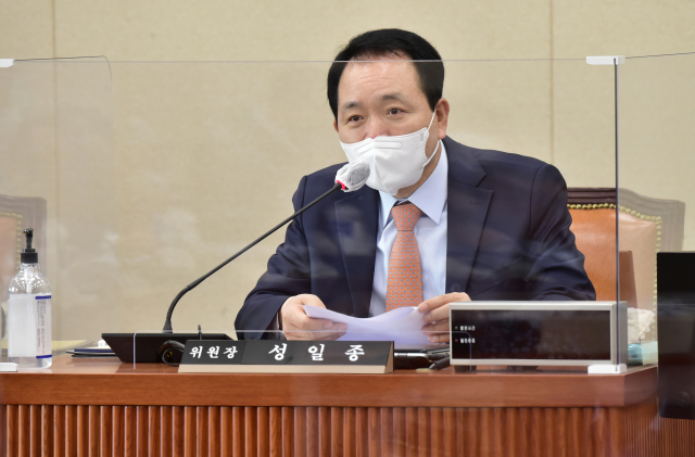 13일 서울 여의도 국회에서 열린 이해충돌방지법안 관련 정무위원회 법안심사제2소위원회에서 성일종 소위원장이 발언하고 있다. 연합뉴스