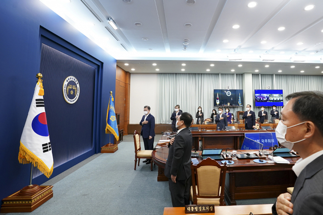 문재인 대통령을 비롯한 국무회의 참석자들이 27일 청와대 여민관에서 열린 제18회 국무회의에 앞서 국민의례를 하고 있다. 2021.04.27 청와대 제공