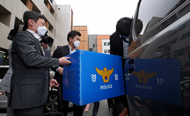 대구 연호 공공주택지구 내 투기 의혹 관련 사건을 수사중인 대구경찰청 관계자들이 27일 오후 대구 수성구청 도시디자인과와 홍보소통과에 대한 압수수색을 마친 후 압수물을 챙겨 나오고 있다. 김영진 기자 kyjmaeil@imaeil.com