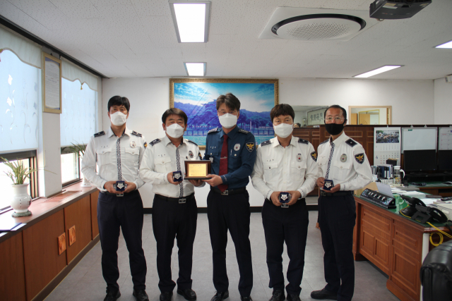 베스트 교통팀에 선정된 예천경찰서 교통팀과 김선섭(가운데) 서장이 포상과 인증패를 받고 기념 촬영을 하고 있다. 예천경찰서 제공
