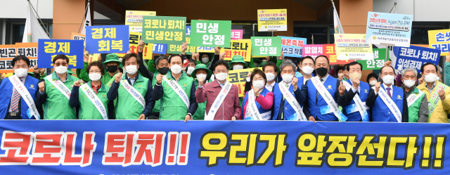 27일 의성군청에 모인 코로나19 퇴치 Again 안심경북 캠페인 참석자들이 기념촬영을 하고 있다. 경북도 제공