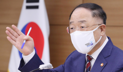 홍남기 국무총리 직무대행이 27일 오후 세종시 정부세종청사에서 열린 기자간담회에서 1/4분기 국내총생산(GDP) 및 경기상황, 부동산 정책, 코로나 방역 관련, 총리 직무대행의 소임과 평가 등과 관련해 발언하고 있다. 연합뉴스