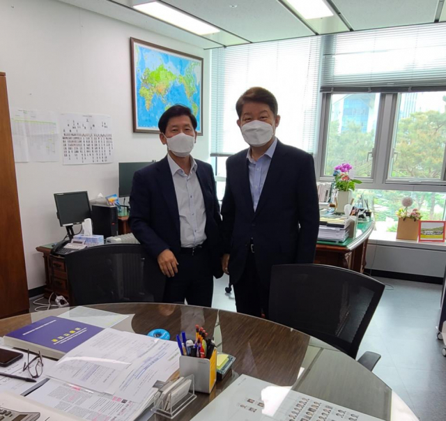 권영진 대구시장이 27일 기획재정부 최상대 예산실장을 만나 내년도 국비 예산 확보를 요청하고 있다. 대구시 제공