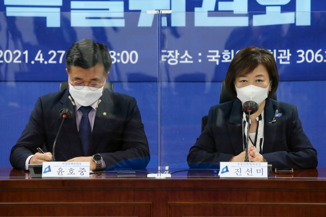 27일 국회 의원회관에서 열린 더불어민주당 부동산특별위원회 1차 회의에서 진선미 특위위원장(오른쪽)이 발언하고 있다. 연합뉴스