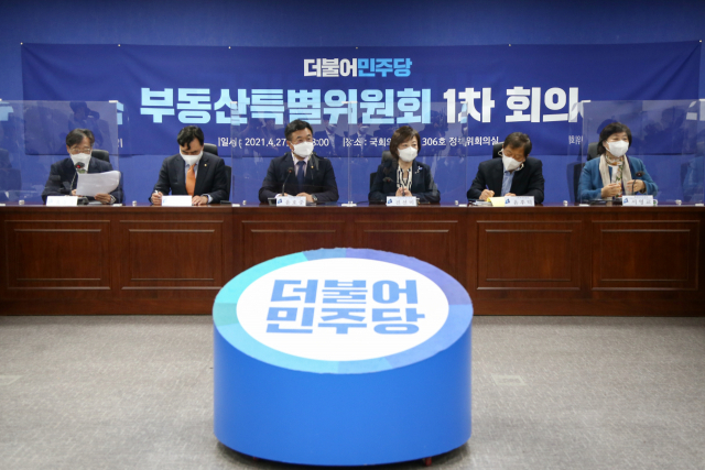 27일 국회 의원회관에서 열린 더불어민주당 부동산특별위원회 1차 회의에서 윤호중 비상대책위원장이 발언하고 있다. 연합뉴스