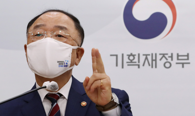 홍남기 국무총리 직무대행이 27일 오후 세종시 정부세종청사에서 열린 기자간담회에서 1/4분기 국내총생산(GDP) 및 경기상황, 부동산 정책, 코로나 방역 관련, 총리 직무대행의 소임과 평가 등과 관련해 발언하고 있다. 연합뉴스