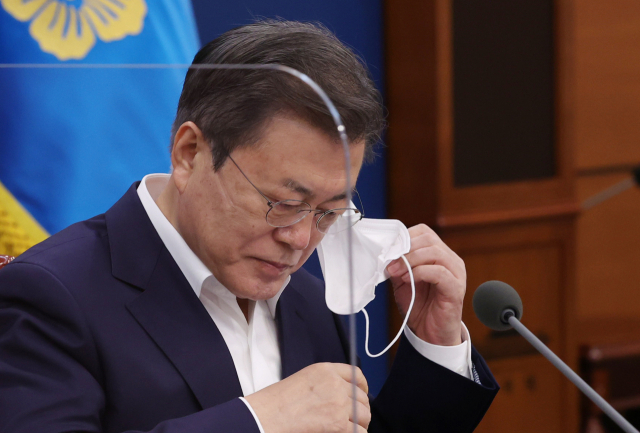 문재인 대통령이 27일 오전 청와대에서 열린 국무회의에서 발언을 위해 마스크를 벗고 있다. 연합뉴스