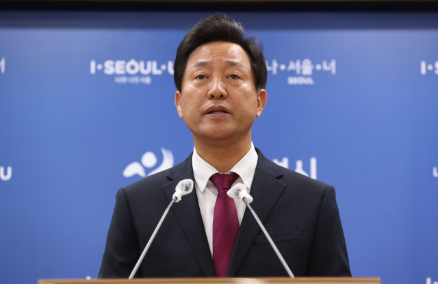 오세훈 서울시장이 27일 서울시청 브리핑룸에서 광화문광장 공사 관련 브리핑을 하고 있다. 오 시장은 이날 지속 여부를 두고 논란이 있던 광화문광장 재구조화 공사를 중단하지 않고 계속하기로 했다고 밝혔다. 연합뉴스