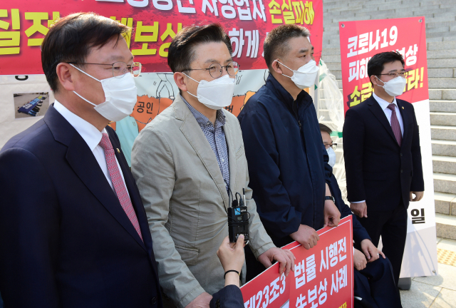 황교안 전 미래통합당 대표(왼쪽 두번째)가 26일 서울 여의도 국회 본청 앞 국민의힘 최승재 의원과 소상공인들의 코로나19에 따른 손실보상 소급적용 입법 요구 천막농성장을 찾아 함께 시위하고 있다. 왼쪽부터 국민의힘 정점식 의원, 황교안, 최승재, 이종성, 지성호 의원. 연합뉴스