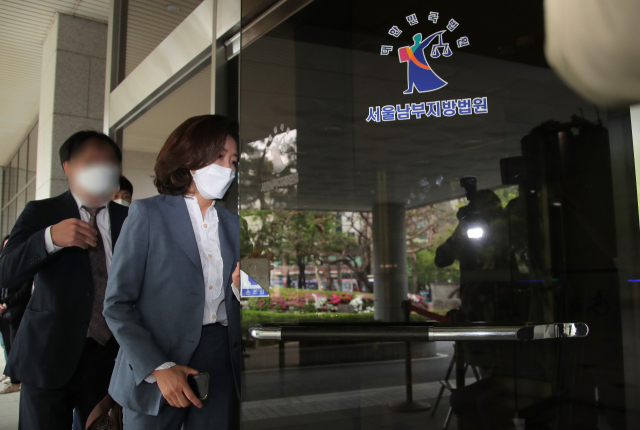 20대 국회 패스트트랙 충돌 사태로 기소된 국민의힘 나경원 전 의원이 26일 오전 서울 양천구 남부지법에서 열린 속행 공판에 출석하고 있다. 연합뉴스
