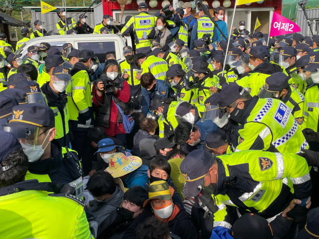 28일 오전 사드(THAAD·고고도미사일방어체계)기지 입구인 경북 성주군 초전면 소성리 마을회관 앞 도로에서 경찰이 연좌시위 중인 사드 반대단체 회원 및 주민 50여명을 강제 해산하고 있다. 연합뉴스