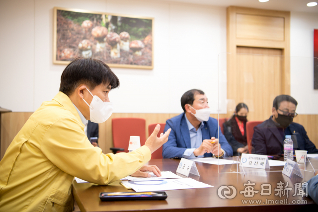 4월27일 경북 영덕군이 최근 일본의 후쿠시마 원전오염수 방류 결정과 관련 영덕군 내 어업인단체 대표들과 간담회를 열었다. 영덕군 제공