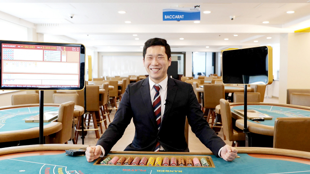 4년제 대학을 그만두고 영남이공대 카지노＆서베일런스과에 입학, 졸업 후 현재 딜러로 근무 중인 김현승 씨가 활짝 웃고 있다. 영남이공대 제공