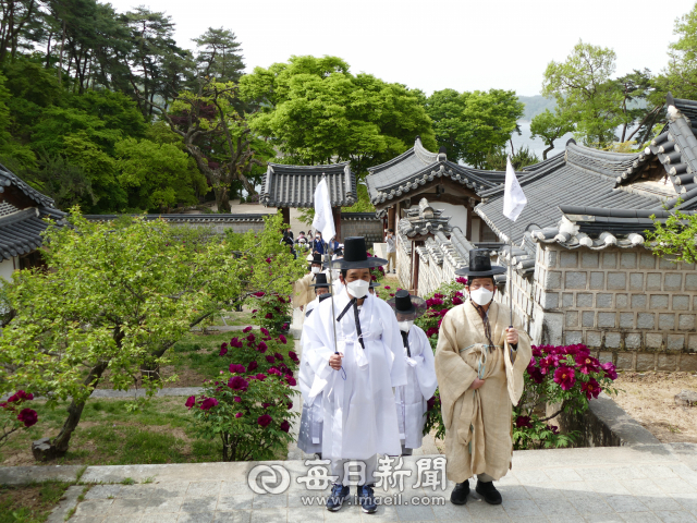 퇴계선생 마지막 귀향길 재현단이 28일 14일 간의 대장정 끝에 경북 안동시 도산서원에 도착했다. 김영진 기자